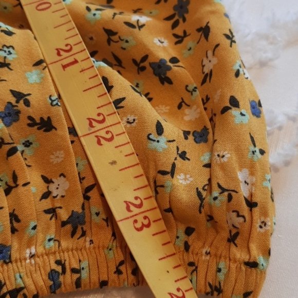 Levi's blouse. size Medium. Wrap style Tie front Yellow and white design - Picture 5 of 13